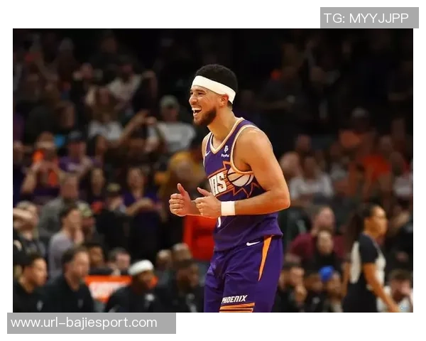 布克上半场表现出色14分9助攻展现控卫风范引领球队进攻